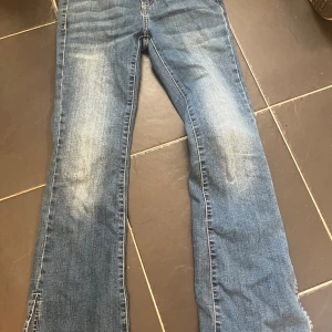 Bootcut jeans! - Säljer mina supersnygga bootcut jeans ifrån Cubus då de tyvär blivit för små. De är sparsamt använda och har inga defekter förutom att det har blivit överstruket på lappen därbak, så det syns inte när du har på dig dem! Pris går såklart att diskutera