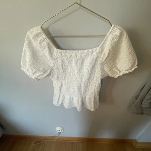 Sommartopp  - Jättefin sommartopp från Kappahl💗 Använd fåtal gånger och är i nyskick! Går att ha både off shoulder och vanligt🙌🏼