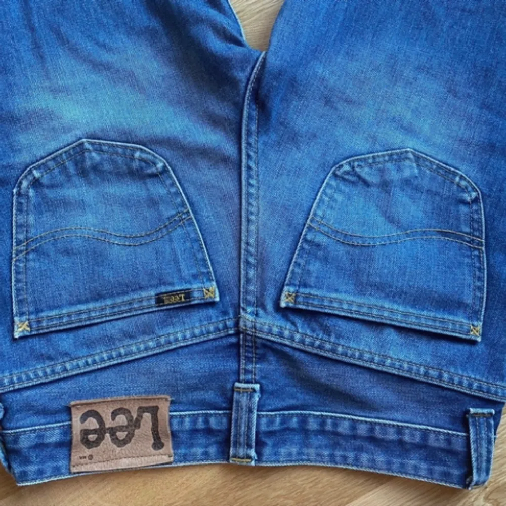 Lågmidjade bootcut Lee jeans. Super snygg färg och bra passform. Jättebra skick❤️❤️pris kan diskuteras❤️. Jeans & Byxor.