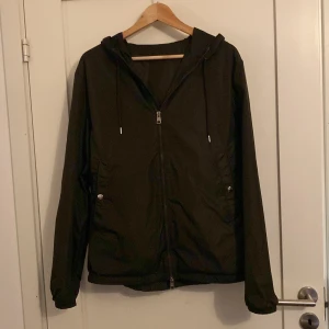 Moncler windbreaker olivgrön - Tjena säljer Moncler Grimpeurs Giubbotto oliv grön. Säljer den för den inte passar mig. Har haft den i typ 3 månader inga skador när jag ägt den men en liten skada på högra axeln. Kvitto och tags följer med. 