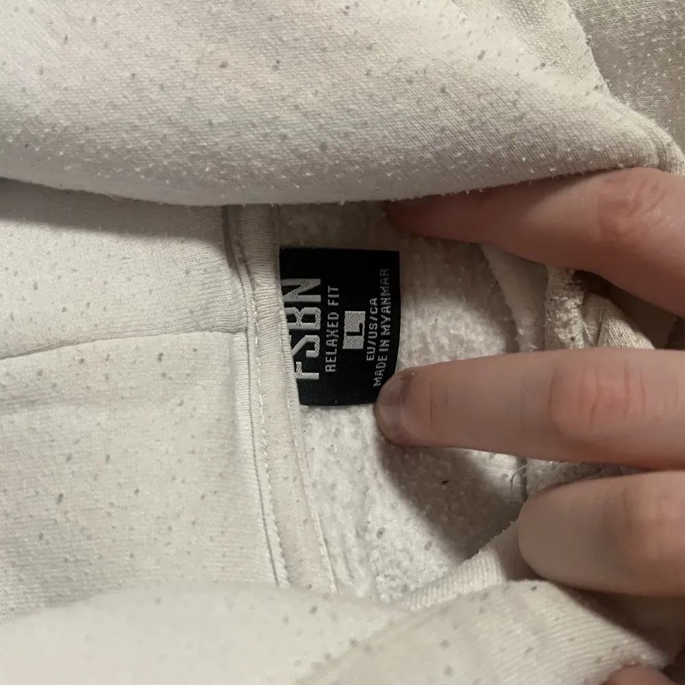 En baggy hoodie från new yorker som jag säljer få jag inte använder längre! Den e lite nopprig men man kan få bort det rätt enkelt🫶🏻. Hoodies.