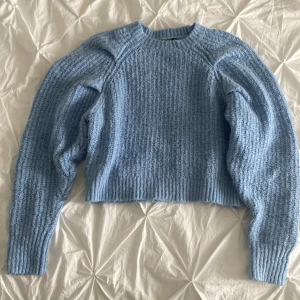 Blå stickad tröja - En fin stickad tröja köpt från sellpy men aldrig använda av mig. Fint skick men den är lite luddig💕