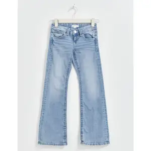 Säljer ett par Low waist bootcut jeans från Gina Tricot i str 164, skriv för fler bilder☺️ de är endast testade så nyskick ❤️