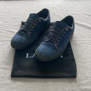 Lavins - Säljer nu mina lanvins då dom inte kommer till användning längre. De är ett par äldre modeller så dom är mycket svåra att få tag på. Tyvärr så har dom lite skador här och där, kan skicka mer bilder om ni är intresserade. Priset kan diskuteras👍