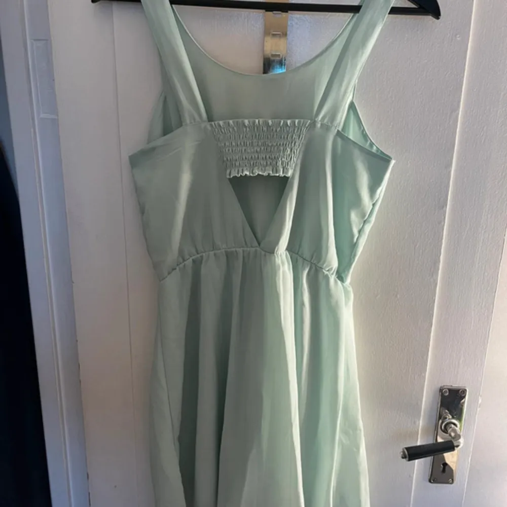 Säljer denna fina klänning då den inte kommer till användning. Klänningar.