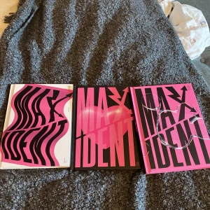 3 maxident album med photocards - Mycket bra skick, 5 photocards och en poloroid. Två klistermärken och posters