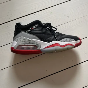Jordans - Pris diskuterbart! Säljer mina gamla Jordans då dem är för små. Skick: 8/10. Köpta för 1500kr på footlocker. Inget kvitto. Box finns