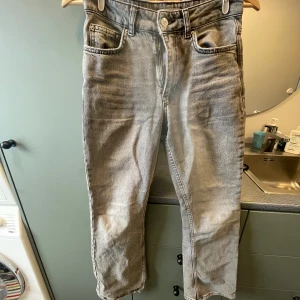 Midwaist jeans - Hej! Säljer dessa jeans som är från Gina, det kommer aldrig till användning längre och dem är midwaist (Skriv ifall det är några undringar)💗