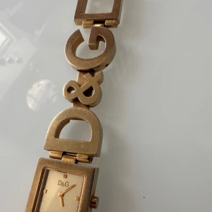 Dolce & Gabbana Klocka - Äkta Dolce Gabbana klocka, använd går att putsas upp igen 😻 i fint skick elegant och stilren! 