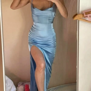 Blå klänning - Blå balklänning i storlek Xs💙Knytning i ryggen! Använd 1 gång