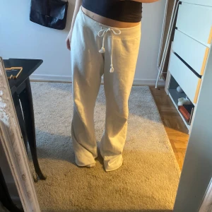 Lågmidjade vita mjukisbyxor  - Lågmidjade vita mjukisbyxor  