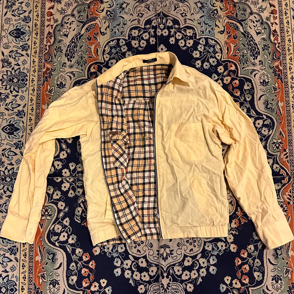 Vintage jacka med burberry mönster  Bra skick. Jackor.