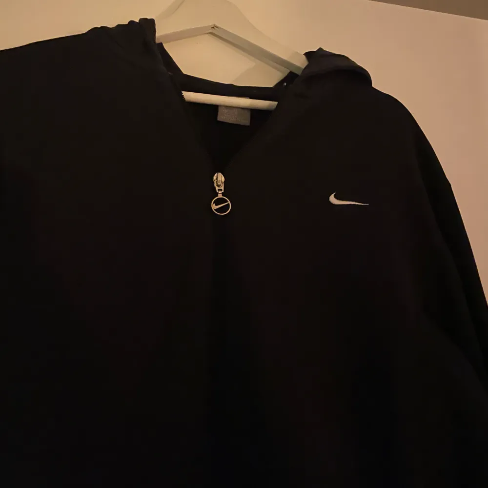 Nike zip-hoodie. Använd många ggr men är i fint skick🫶🏼Står att det är en XL men skulle säga S/M.. Hoodies.