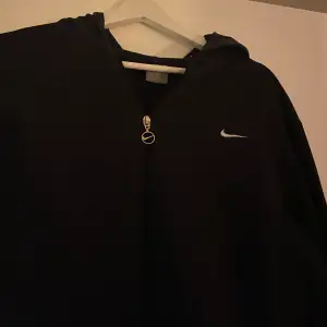 Nike zip-hoodie. Använd många ggr men är i fint skick🫶🏼Står att det är en XL men skulle säga S/M.