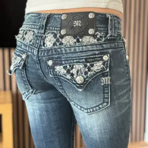 Lågmidjade bootcut jeans från Miss Me. Unika fickor med mycket bling. Perfekt skick. Mått: Innerbenslängd: 81cm   Midjemått rakt över: 34,5cm Midjemått: 75cm Modellen är 166cm lång. Skriv gärna ifall du har några frågor! 💗