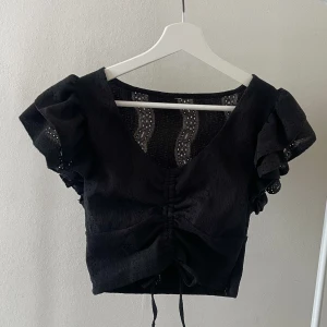 Svart volangtopp - Svart volangtopp i fint skick