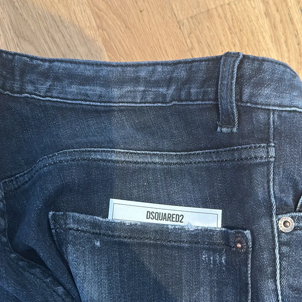 Säljer mina dsquared jeans som är äkta köpta från zalando för ett tag sen endast   använda några gånger vill sälja dem då de ej är min stil längre. PRIS KAN SÄNKAS VID SNABB AFFÄR . Jeans & Byxor.