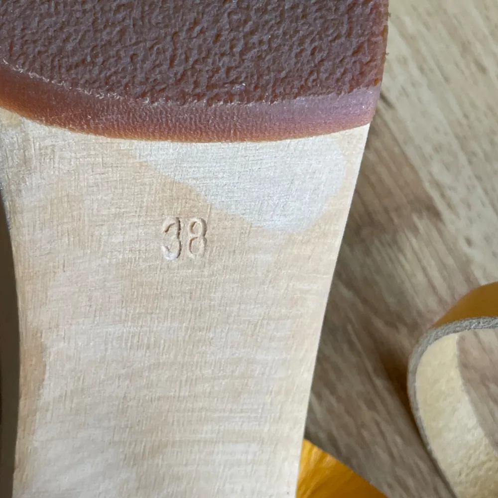 Supersnygg Swedish Hasbeens sandalett/träsko i mycket fint skick, nästan nyskick!   Jag har endast provgått med dem inomhus.  Klackhöjd 9 cm. Gul/ vit. . Skor.