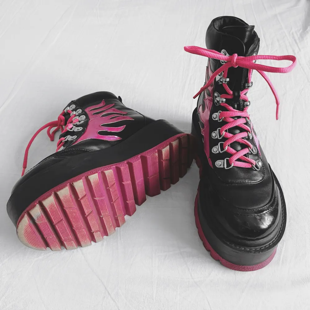 Feta veganska Helios Flame Combat Boots från KOI Footwear! ⛓️💞🖤Storlek 37 📏I bra använt skick! ✨Kostade 1100kr nya men säljes för 280kr. Köp nu 💌. Skor.