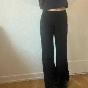 Kostymbyxor  - Så snygga kostymbyxor köpta secondhand! Från märket MariePhillippe. För långa för mig som är 170 så därför säljer jag. Frakt tillkommer🌷