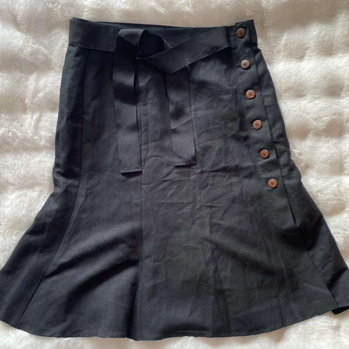 Ny svart vadlång kjol i linne i strl 42 från La Boutique