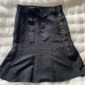 Ny svart vadlång kjol i linne i strl 42 från La Boutique - Ny, aldrig använd   Mått Midjan: ca 44 cm Längd: ca 72 cm  Linne  Kommer från ett djur och rökfritt hem.