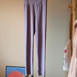 Gympa byxor  - Bra Skick, gympa byxor lila från Kappahl. Tagit bort lappen. Storlek 134/140