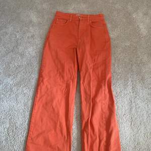 Orange perfect jeans från gina tricoti storkek 32 