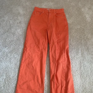 Orange perfect jeans från gina tricot  - Orange perfect jeans från gina tricoti storkek 32 
