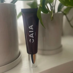 Liquid bronzer - Säljer denna liquid bronzer ifrån CAIA i färgen MAUI. Använd max 3 gånger så det finns mycket produkt kvar!!   Tyvärr har förpackningen fått lite skav då den legat brevid annat smink i väskan. Nypris 295kr