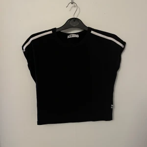 T-shirt - Kort t-shirts med vita streck
