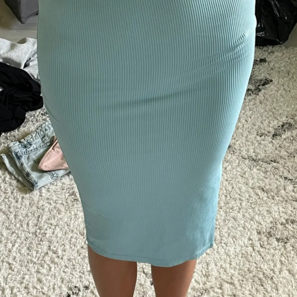 Lång ljusblå kjol med slits i sidan som är köpt från SHEIN. Storlek S men är stretchig så passar en M också. Aldrig använd, endast testad så jättefint skick🩷. Kjolar.
