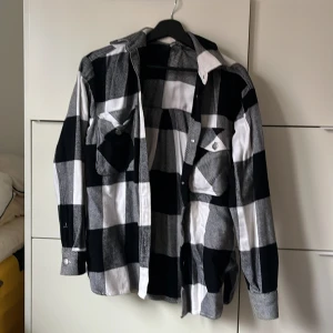 Jacka - Säljer denna rutiga vår/sommar jacka från Gina tricot.  Fint skick. Är i storlek xs men är ganska stor i storleken. 