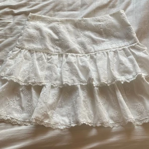 vit volangkjol - Säljer denna söta kjolen. Köpt på shein förra året i stolek xs. Inte använd mycket alls.  pris kan diskuteras 