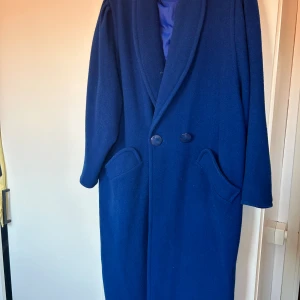 Blå ull kappa  - Säljer min blåa långa ullkappa, otroligt fin! Med lite puffiga axlar, sitter som på sista bilden🥰Den är också lite oversized 