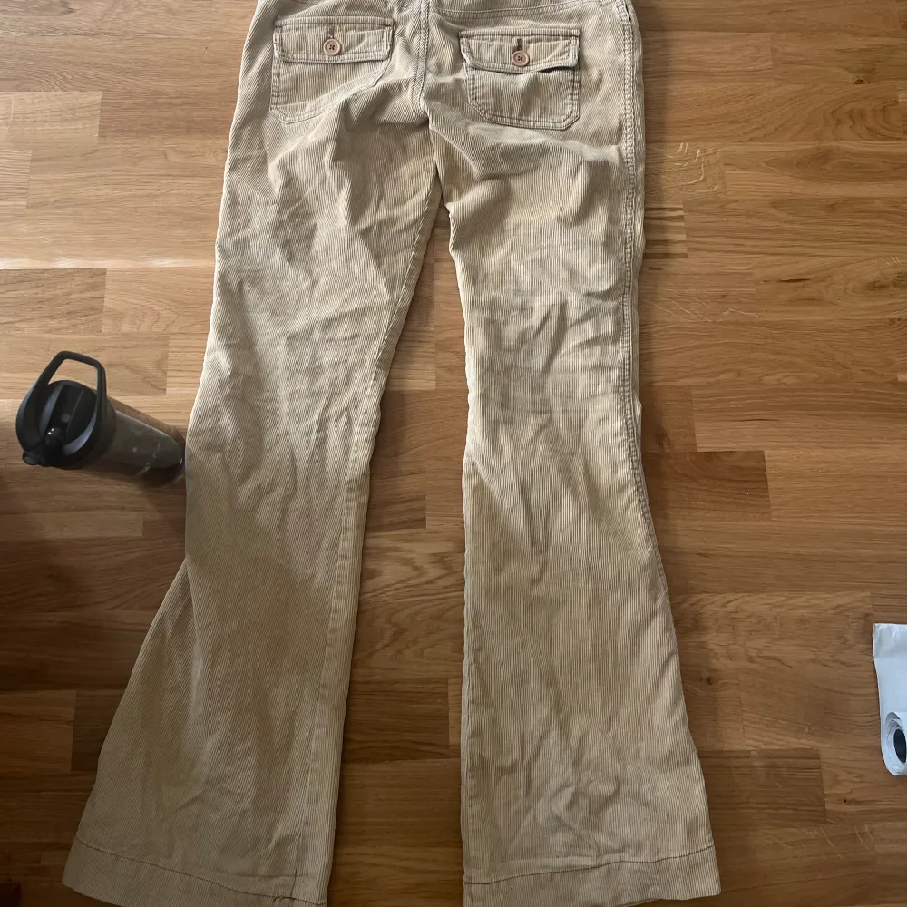 Smutsgula/beigea bootcut jeans med lågmidja. Manchester byxor. Sälja för att jag ville ha en annan färg, aldrig använda . Jeans & Byxor.