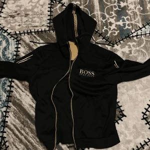Guld Hugo Boss Tröja - Använt 2 GGR, nypris: 2299, bra skick, stl S. Sällsynt, går inte köpa den nånstans längre.