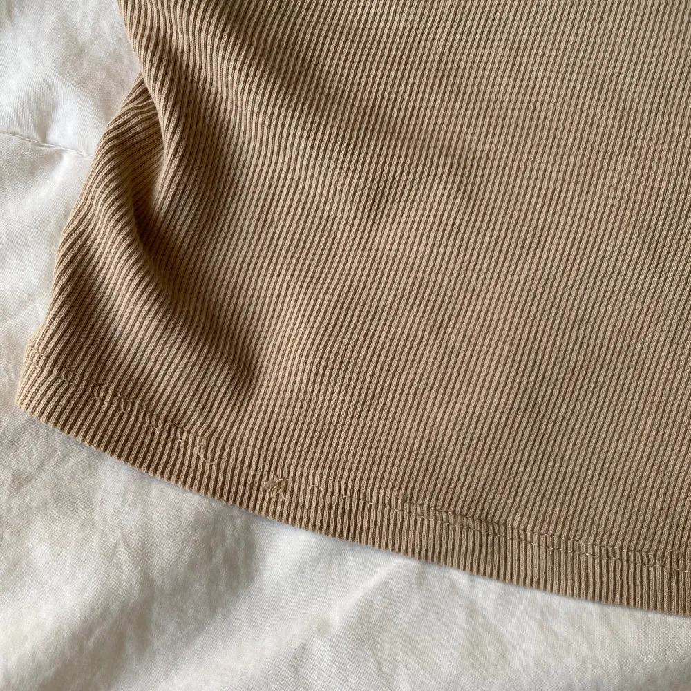 Ribbat linne från Zara, använd några få gånger, sömmarna har lossnat lite men det kan man bara sy ihop, croppad, stl M men känns som S. Toppar.