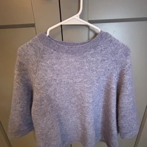 &otherstories tröja  - Skit snygg Lila/Blå tröja, Lite varm men inte så så man kan ha i vår/sommar. Skit snygg storlek xs känns som S säljer för 299