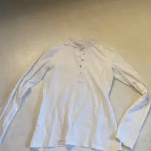 supersnygg tröja från Holly & Whyte by lindex, aldrig använt då jag inte trivs i den. Den har inga defekter eller liknande! kom privat vid behov av fler bilder!💗