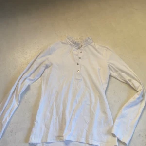 långärmad tröja - supersnygg tröja från Holly & Whyte by lindex, aldrig använt då jag inte trivs i den. Den har inga defekter eller liknande! kom privat vid behov av fler bilder!💗