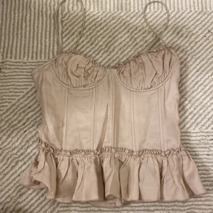 Korsett - Säljer denna superfina i princip oanvända korsett toppen💘💘så snygg till sommaren! eftertraktad och säljs inte länge🌟