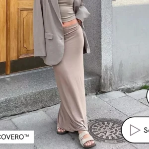 Nelly low waist Maxi skirt - Jättefin, köpt förra sommaren och aldrig använd eftersom den är för lång för mig! Har en annan i mindre storlek därav säljer jag 