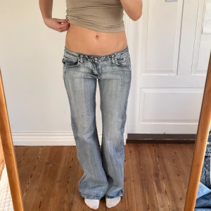 Lågmidjade vintage jeans  - Midjemått( rätt över): 40cm  Inerbenslängd: 84cm   Köp dem via ”KÖP NU” eller Swish  Modellen är 170 cm, inga defekter 💕 
