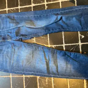 Storlek 31-32 riktigt snygga och sköna jeans med en ljus tvätt nypris typ 1800