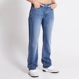 Jättefina lådmidjade raka jeans ifrån Lager 157🌟 Säljer då jag aldrig använder💗