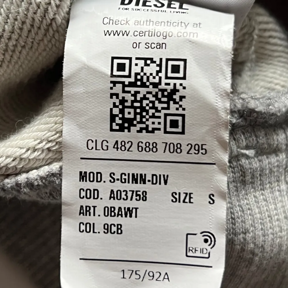 Diesel sweatshirt säljes, använd ca 3-5 gånger då den är för liten, nyskick dvs. Köpt för 1395kr på Zalando för någon månad sedan .  Finns i Västerås men kan skickas,   Hör av er vid frågor! 👍. Hoodies.