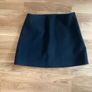 En oanvänd kjol från zara den har använts 0 gånger men har haft den ett tag! Säljer för att kände att det inte var min stil