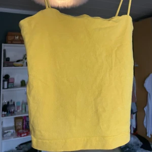 Gul topp! - En gul topp från Gina Tricot! Strl: S Den är i bra skick och har inga fläckar eller så! Säljer pga passar mig inte längre! Skriv gärna med frågor!