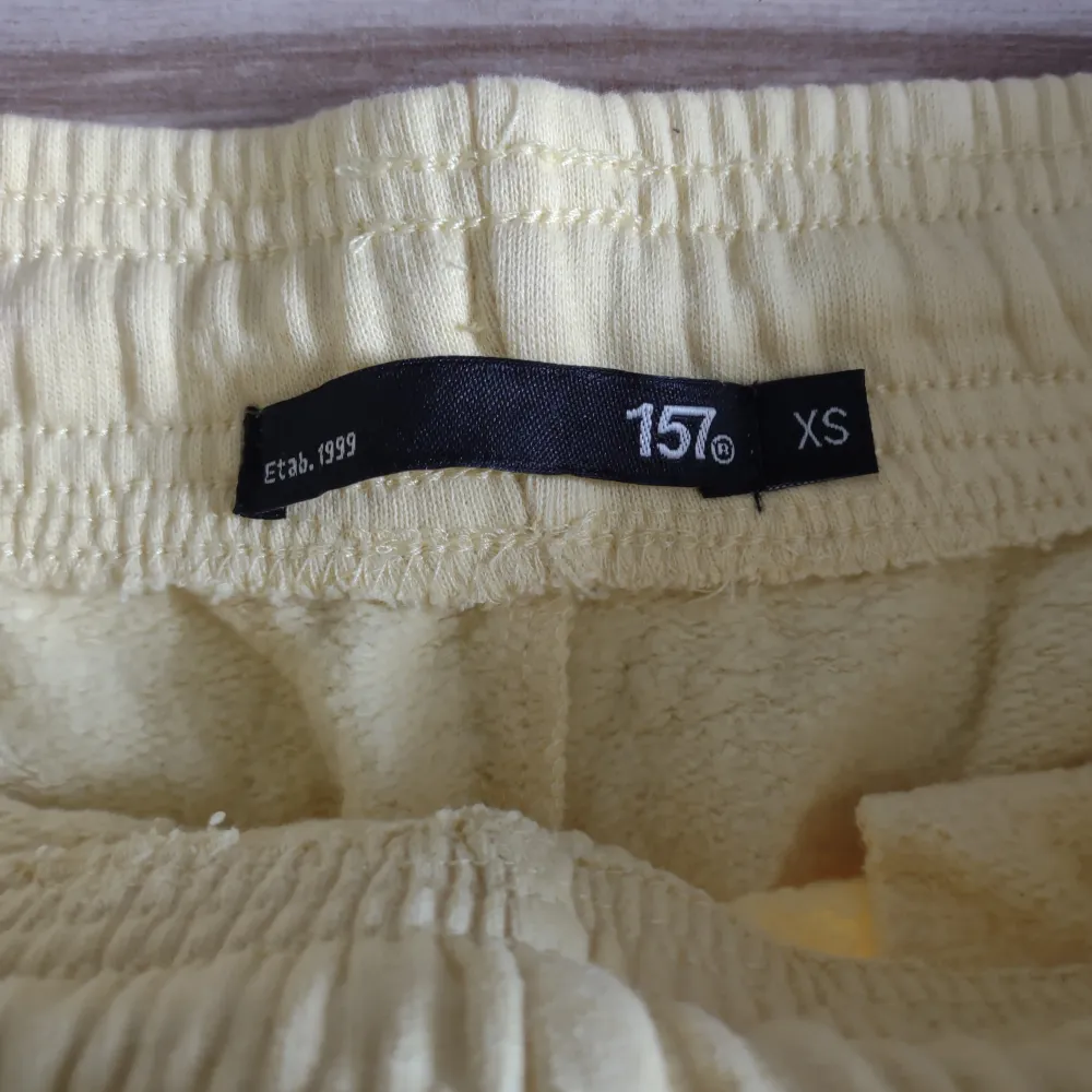 Snygga gula short för bara 40 kr! ❤️ Från lager 152, storlek XS Kolla gärna in på mina andra annonser.❤️. Shorts.